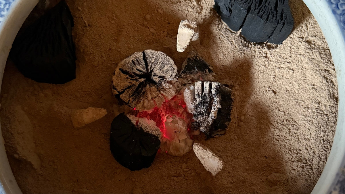 火鉢のある暮らし｜昔ながらの暖を楽しむ、炭火が灯す冬の時間