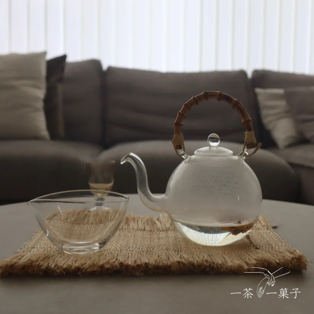 白木蓮の茶と甘いシロップの白玉 – クラシコサエル