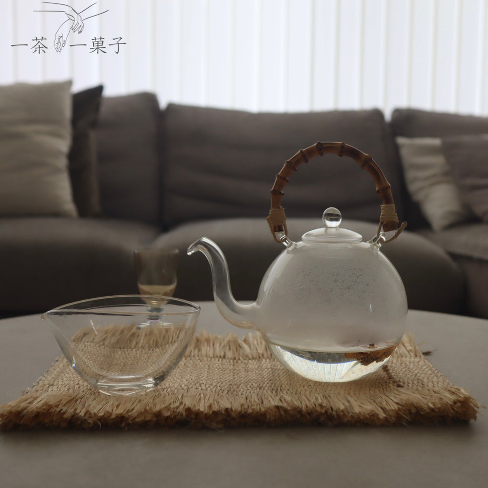 白木蓮の茶と甘いシロップの白玉 – クラシコサエル