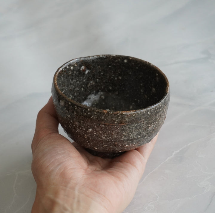 安達 健】長石釉 黒茶 四寸丸碗 – クラシコサエル