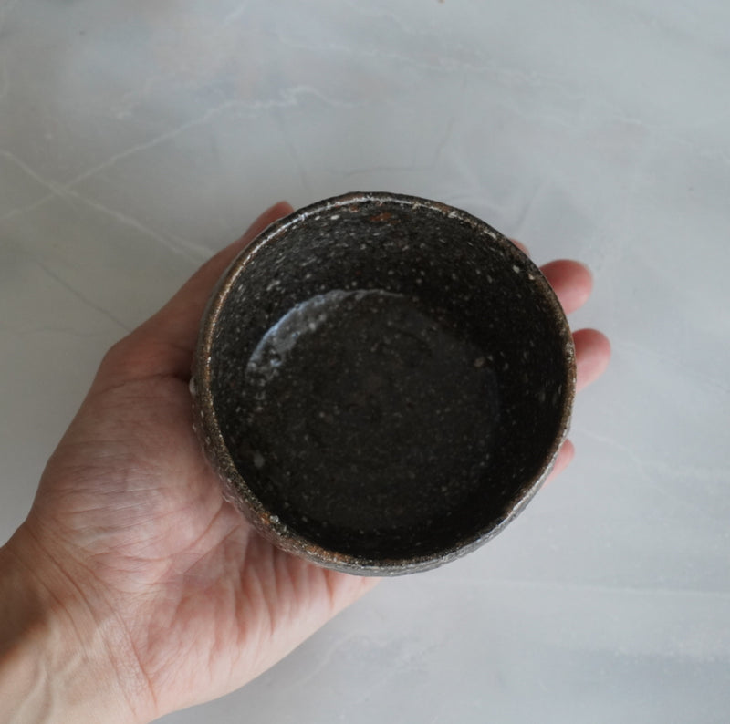 【安達 健】長石釉　黒茶　四寸丸碗