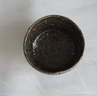 【安達 健】長石釉　黒茶　四寸丸碗