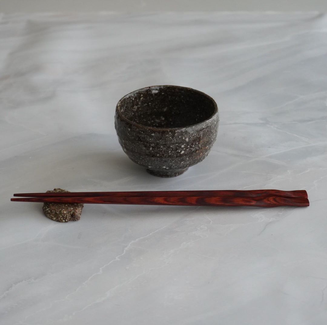 安達 健】長石釉 黒茶 四寸丸碗 – クラシコサエル