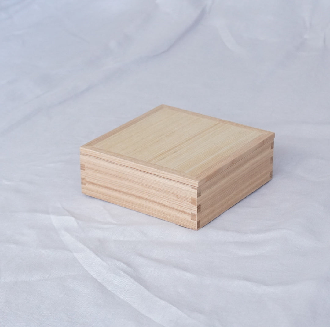 日光彫り 芍薬 漆塗り木製彫刻 3段 松屋漆器店】白木塗 三段重 5寸 – クラシコサエル