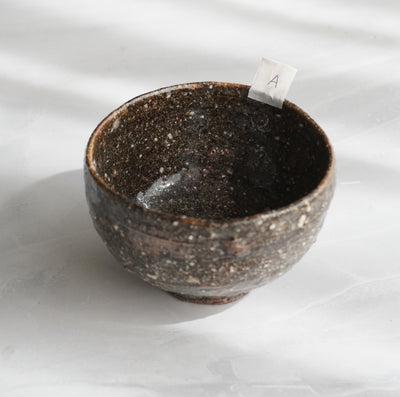 【安達 健】長石釉　黒茶　湯呑碗