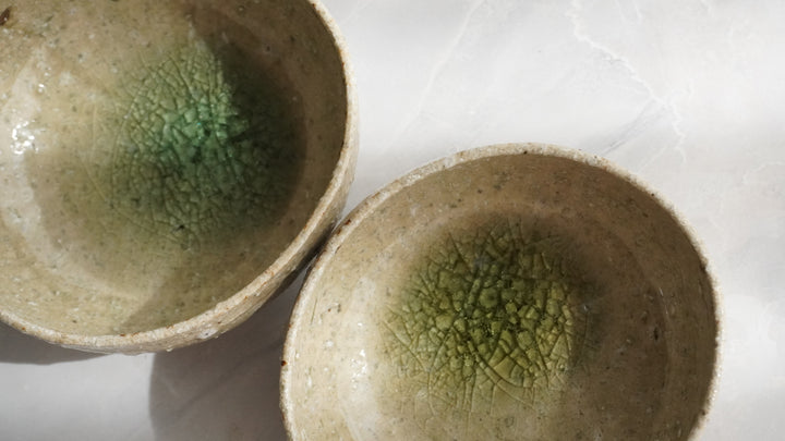 安達 健】淡緑灰釉 四寸沓形鉢 – クラシコサエル