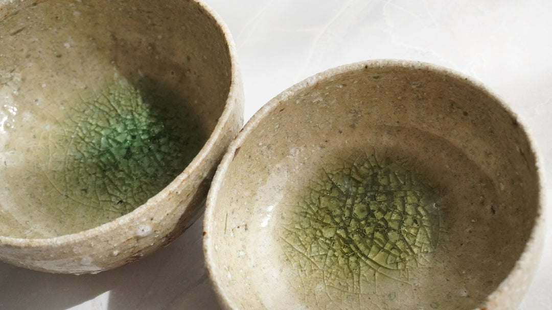 安達 健】淡緑灰釉 四寸沓形鉢 – クラシコサエル