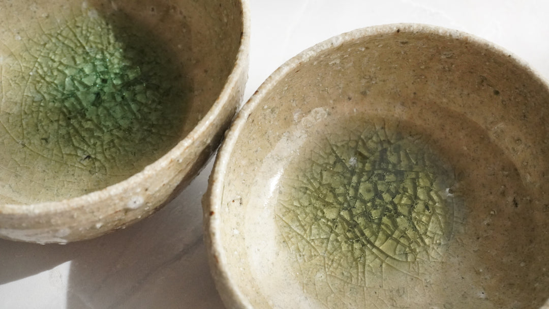 安達 健】淡緑灰釉 四寸沓形鉢 – クラシコサエル