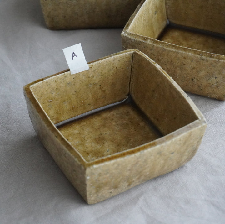 安達 健】茶灰釉 角鉢 – クラシコサエル