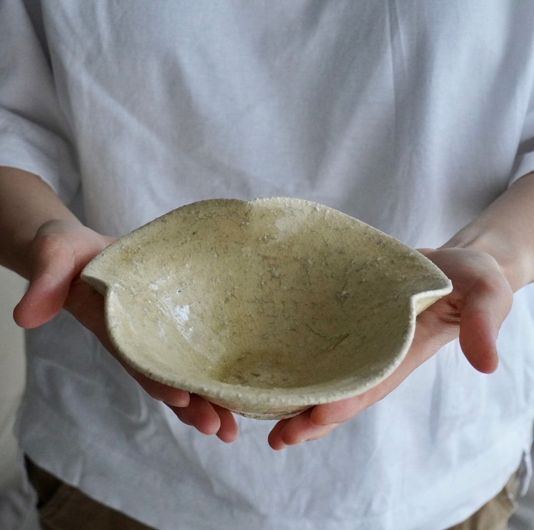 安達 健】黄灰釉 六寸鉢 三弁 – クラシコサエル