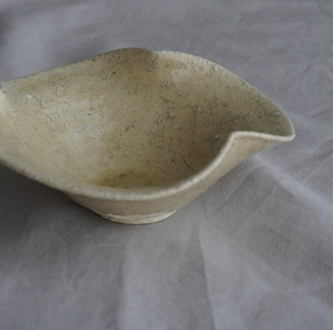 安達 健】黄灰釉 六寸鉢 三弁 – クラシコサエル