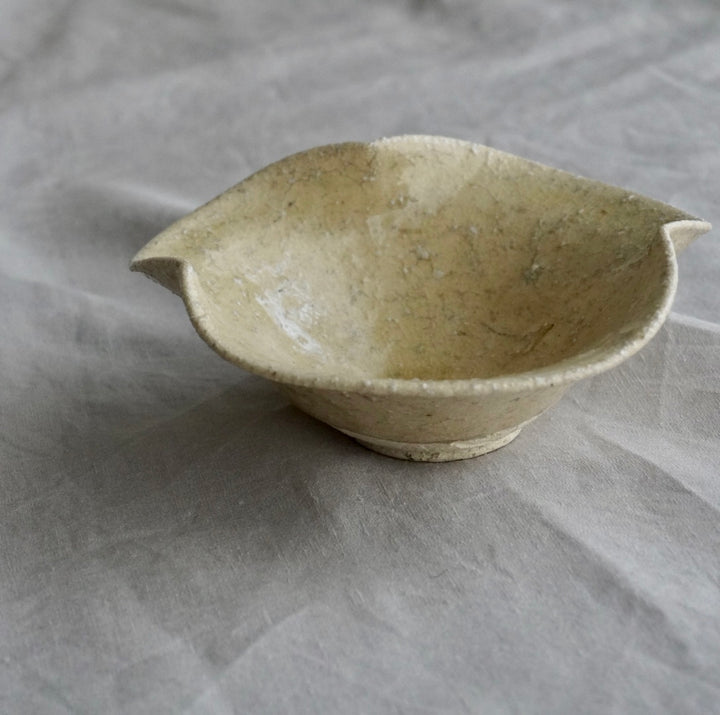 安達 健】黄灰釉 六寸鉢 三弁 – クラシコサエル