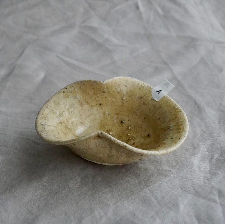 安達 健】黄灰釉 五寸鉢 二弁 – クラシコサエル