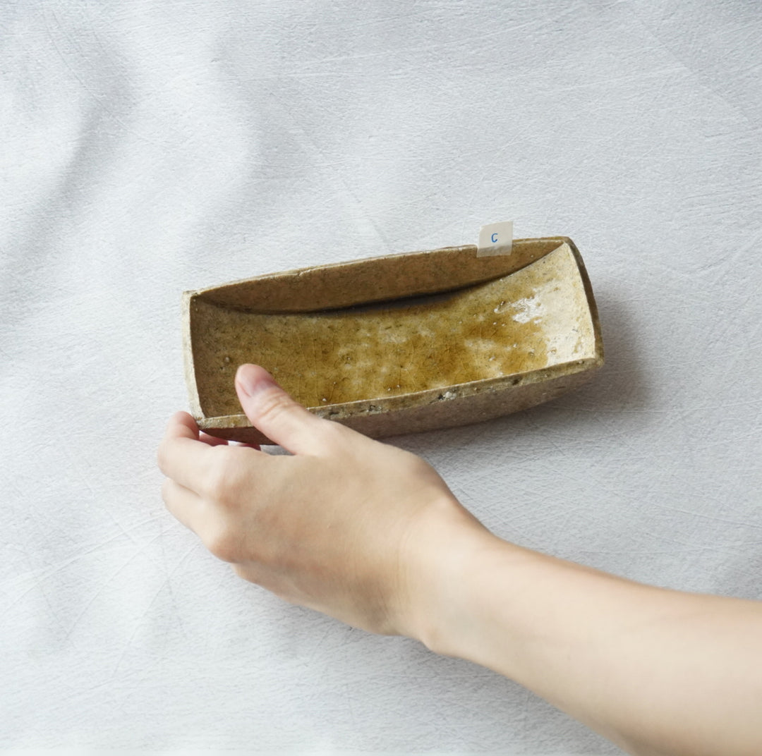 再入荷／【安達 健】茶灰釉 六寸舟形鉢 2025 – クラシコサエル